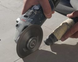 Mehansko odstranjevanje fug na terasi