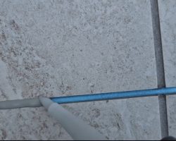 Kitanje oz. pogovorno silikoniziranje z MS polimerom, ki se posebej priporoča za zunanjo uporabo, saj je izjemno UV odporen in fleksibilen.